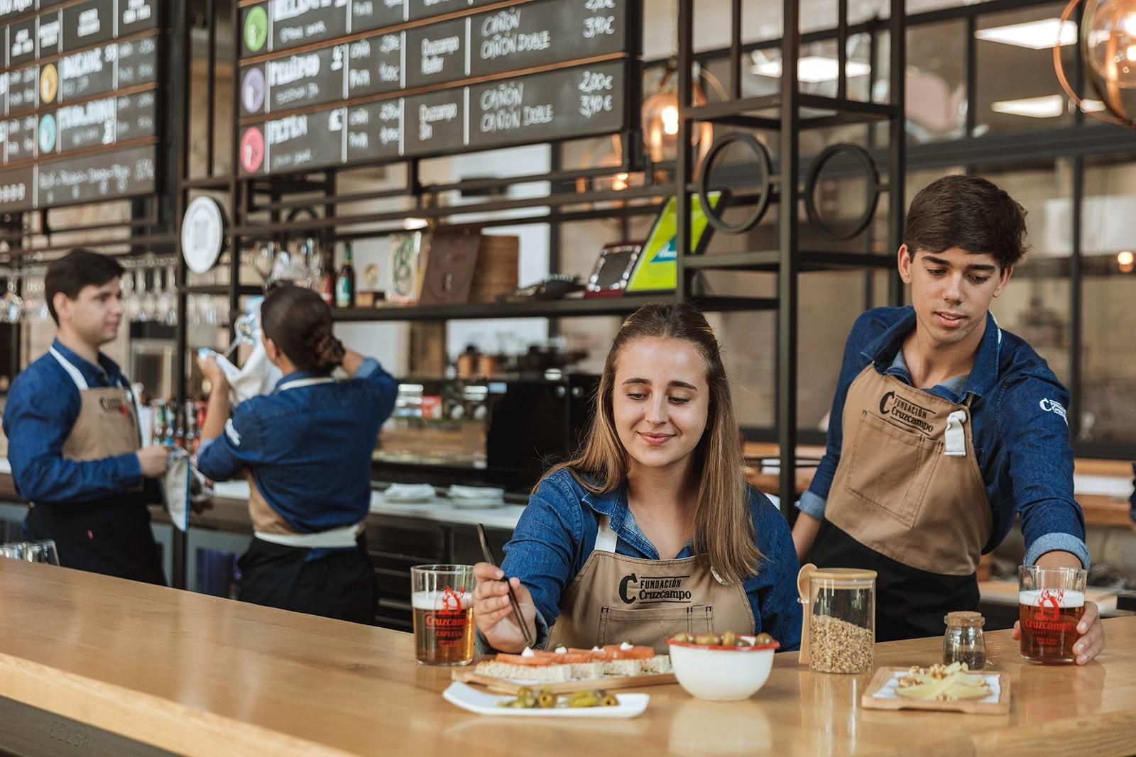 Alumnos de la Escuela de Hostelería de la Fundación Cruzcampo