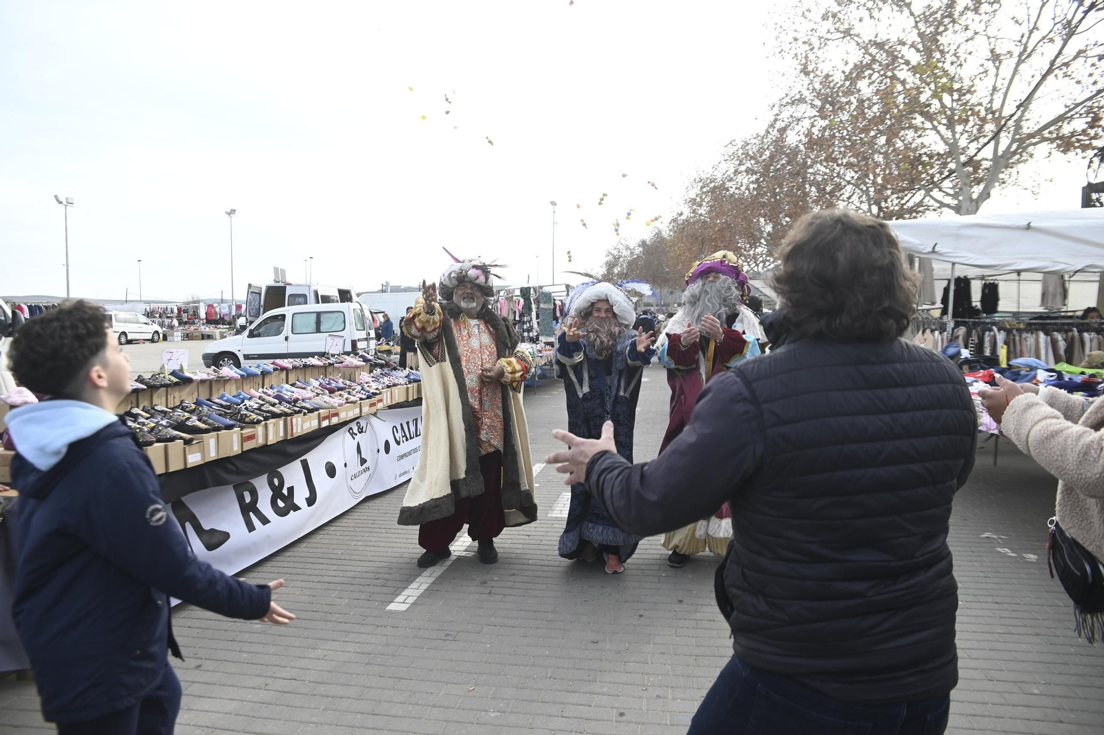 Los Reyes Magos visitan el mercadillo de El Arenal