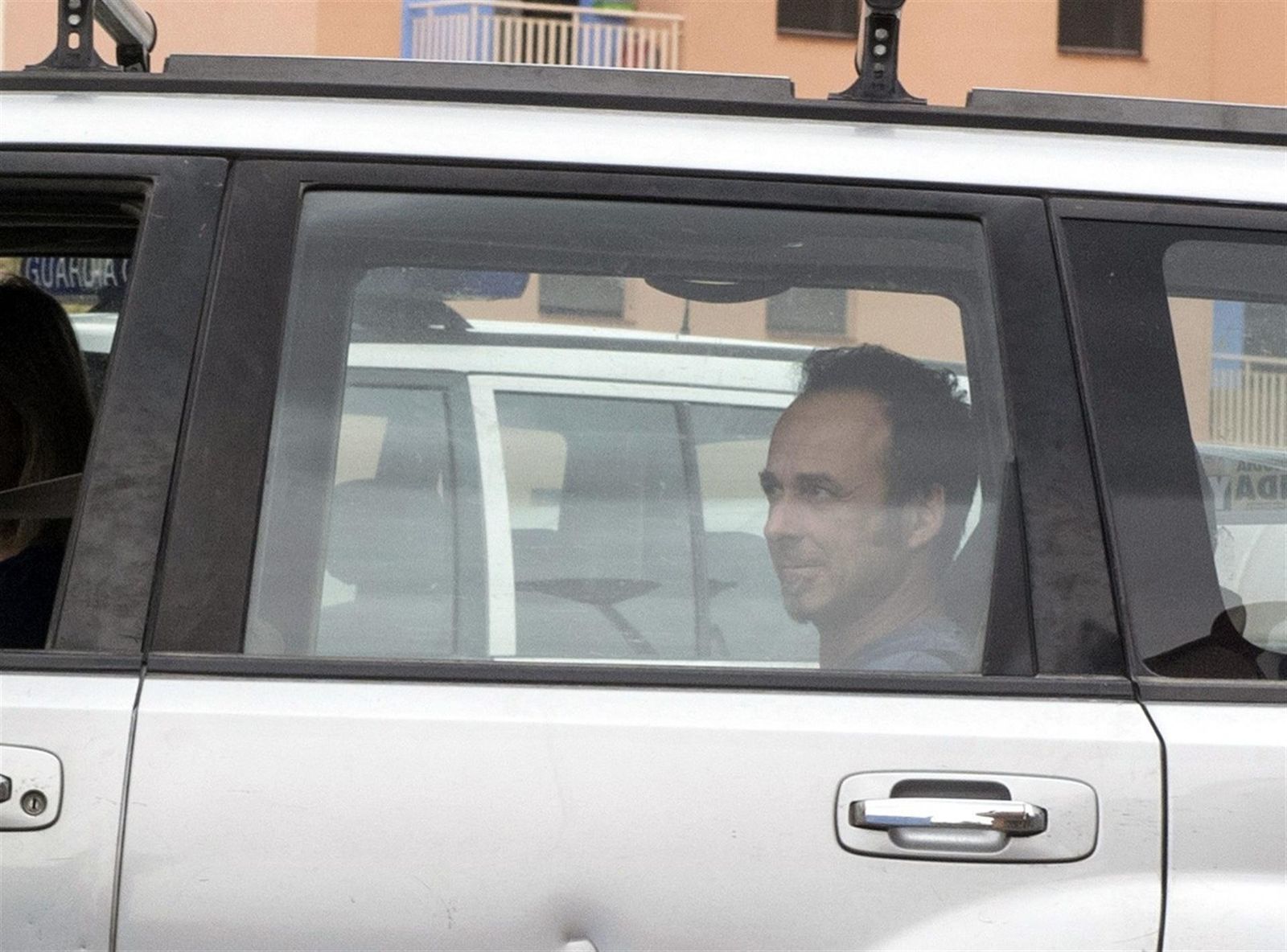 Francesco Arcuri, expareja de Juana Rivas, en la parte trasera del coche, en una imagen de archivo