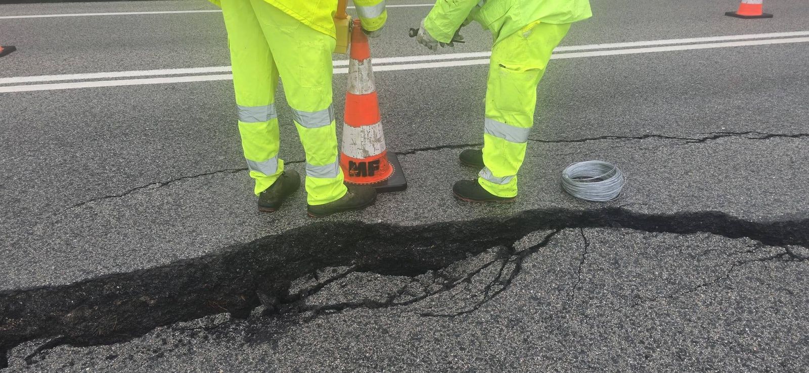 Carretera afectada por hundimientos en la provincia de Cádiz.