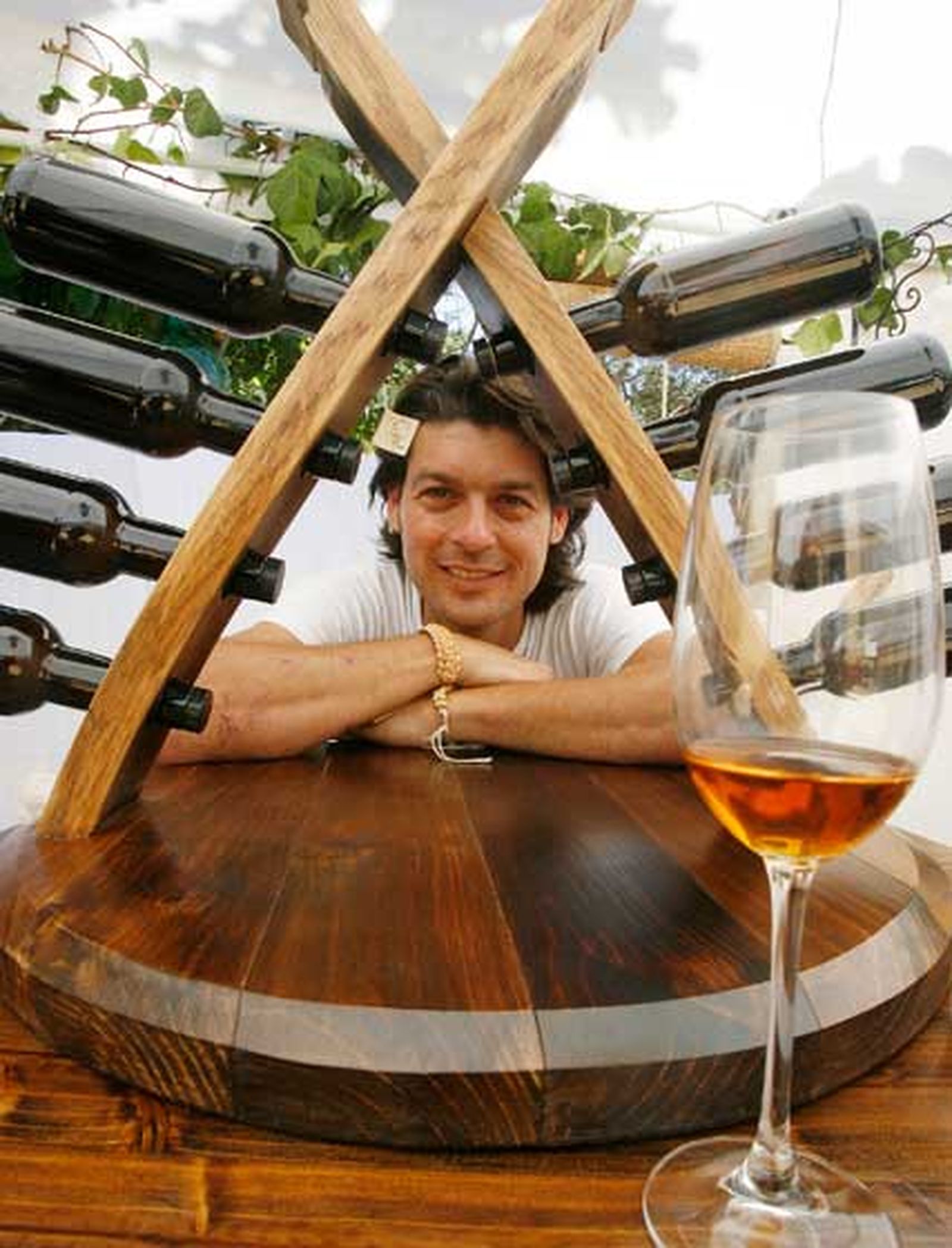 Manuel Jesús Ramos, ‘Manué de Mané’, asomado a través de un particular botellero.

Foto: Pascual