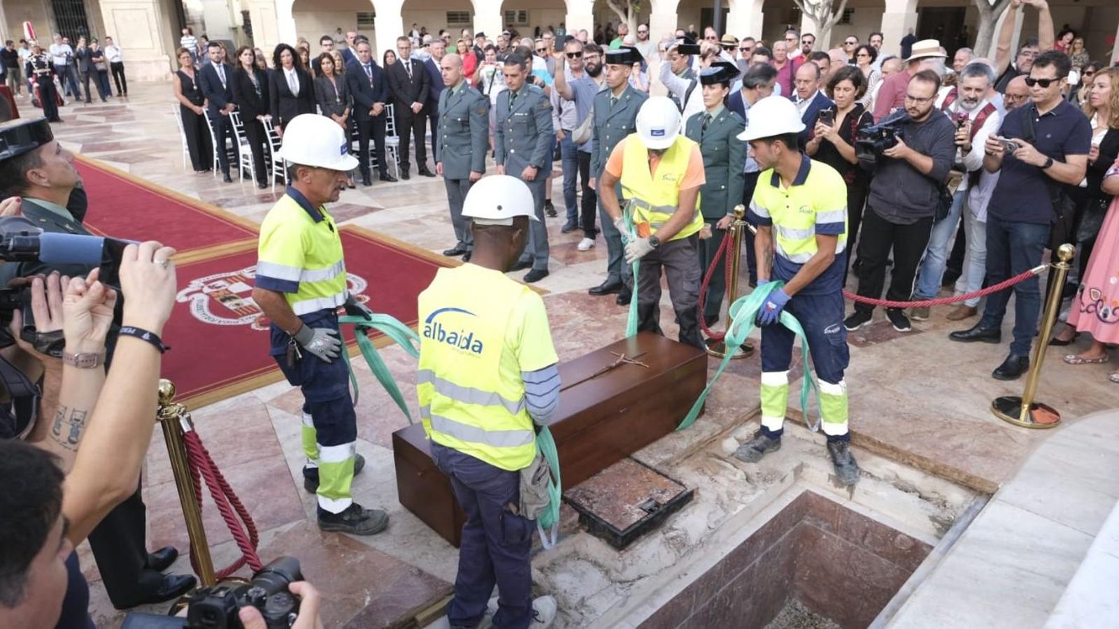Momento en el que el atáud fue depositado en la fosa habilitada en la base del monumento.
