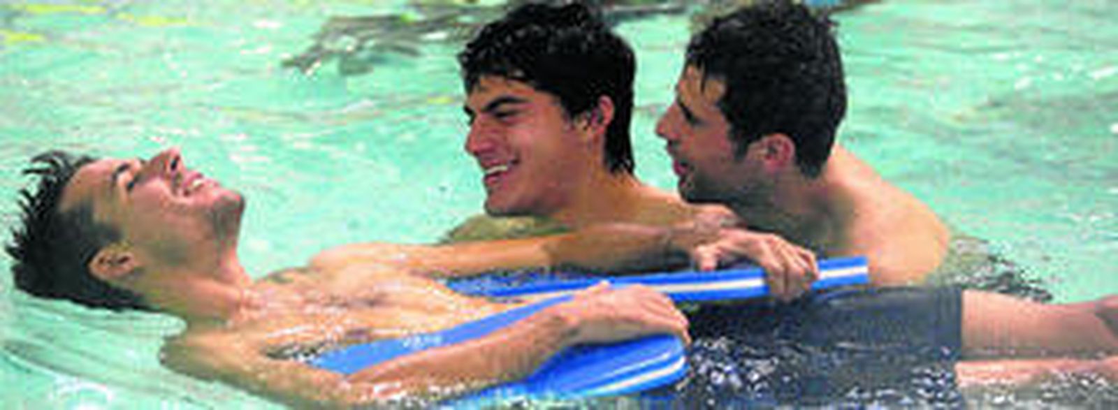 Tres imágenes de la sesión de piscina que tuvo la plantilla. Arriba del todo, Manu, Perotti y Coke; más abajo, Escudé y Jesús Navas.