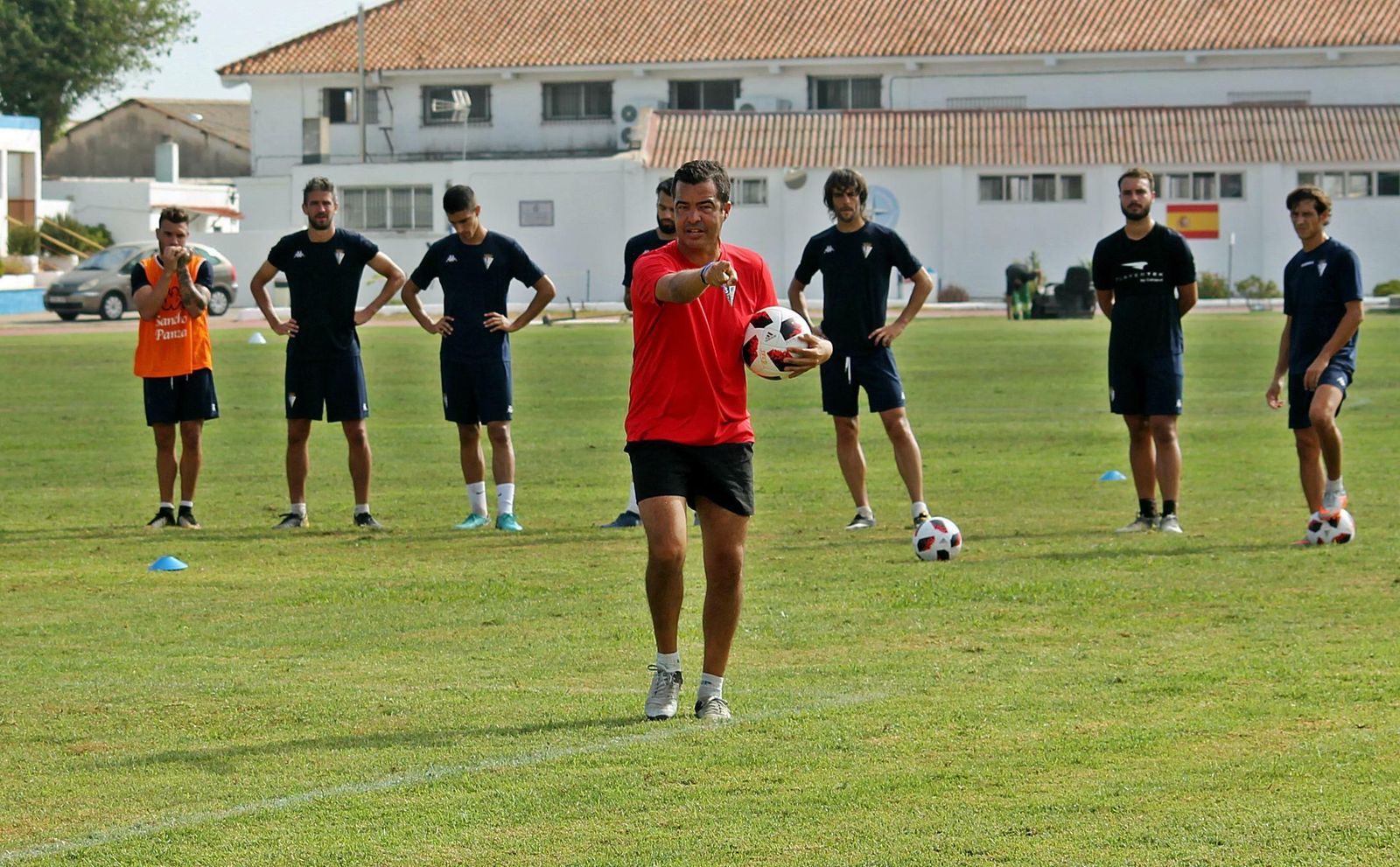 Pérez Herrera, entrenador del San Fernando, da indicaciones en un entrenamiento.