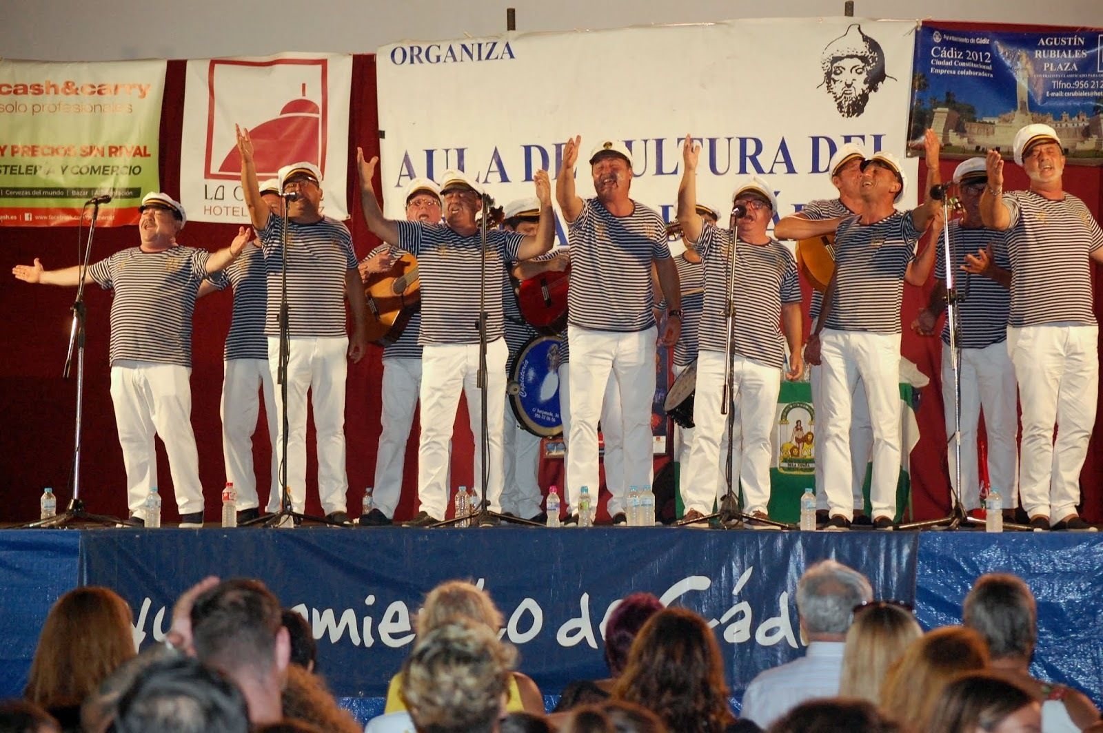 El grupo 'Los cleriguillos' canta en el concurso de coplas El Quini.