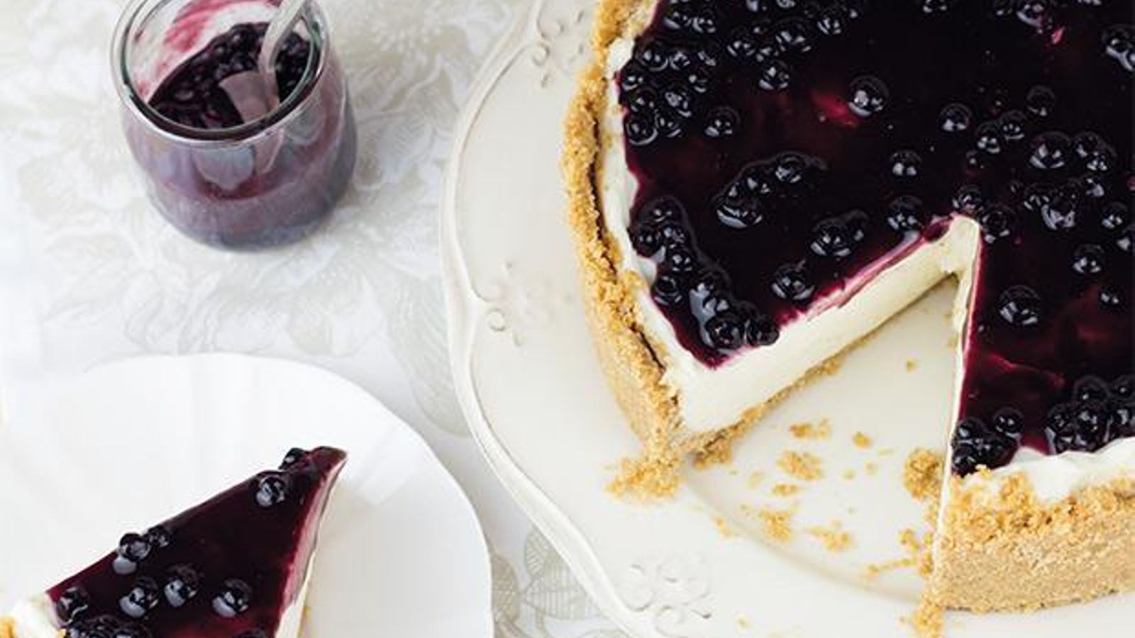 Tarta de queso con mermelada de arándanos.