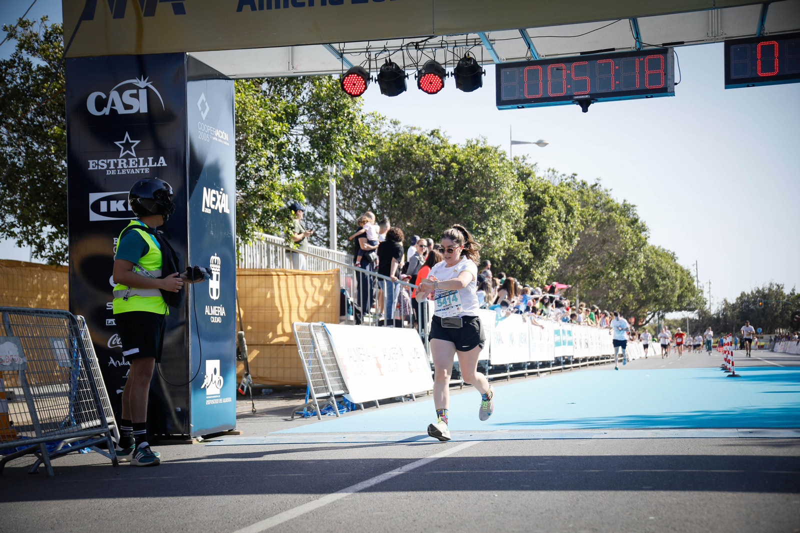 Imágenes de la llegada de la Media maratón Ciudad de Almería