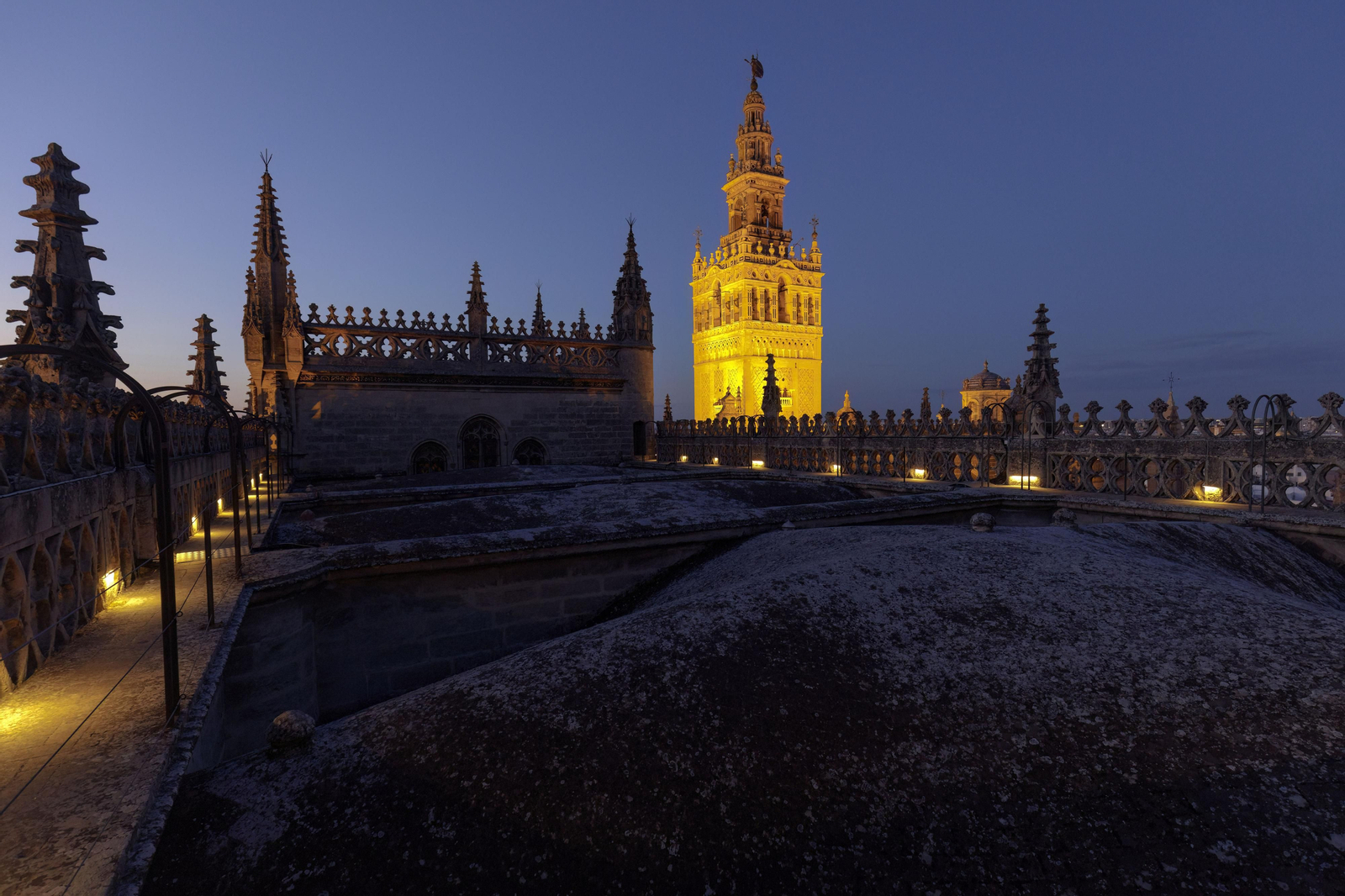 Recorrido de la visita por las cubiertas de la Catedral de Sevilla, al atardecer