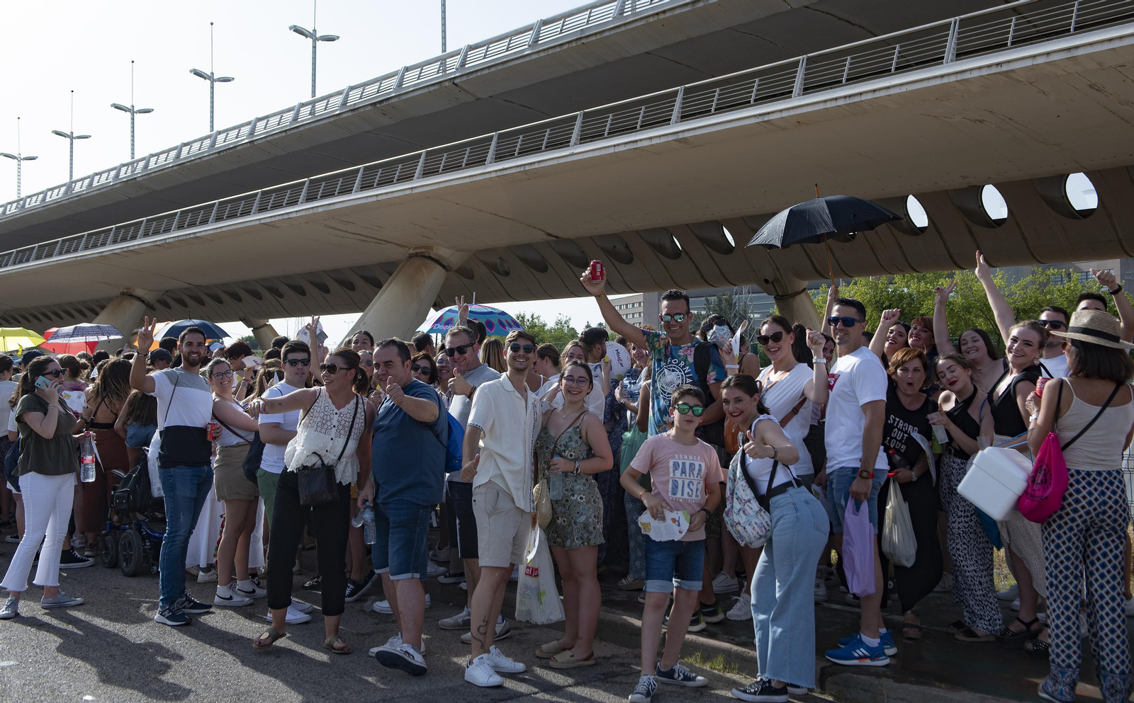 Calor y buen ambiente en la entrada del concierto de Manuel Carrasco