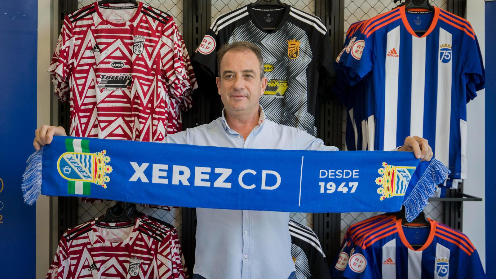 Miguel Ángel Rondán posa con una bufanda del Xerez CD.