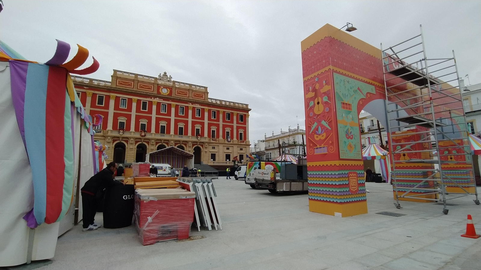 Mucho Levante y últimos preparativos en la Plaza del Carnaval de San Fernando