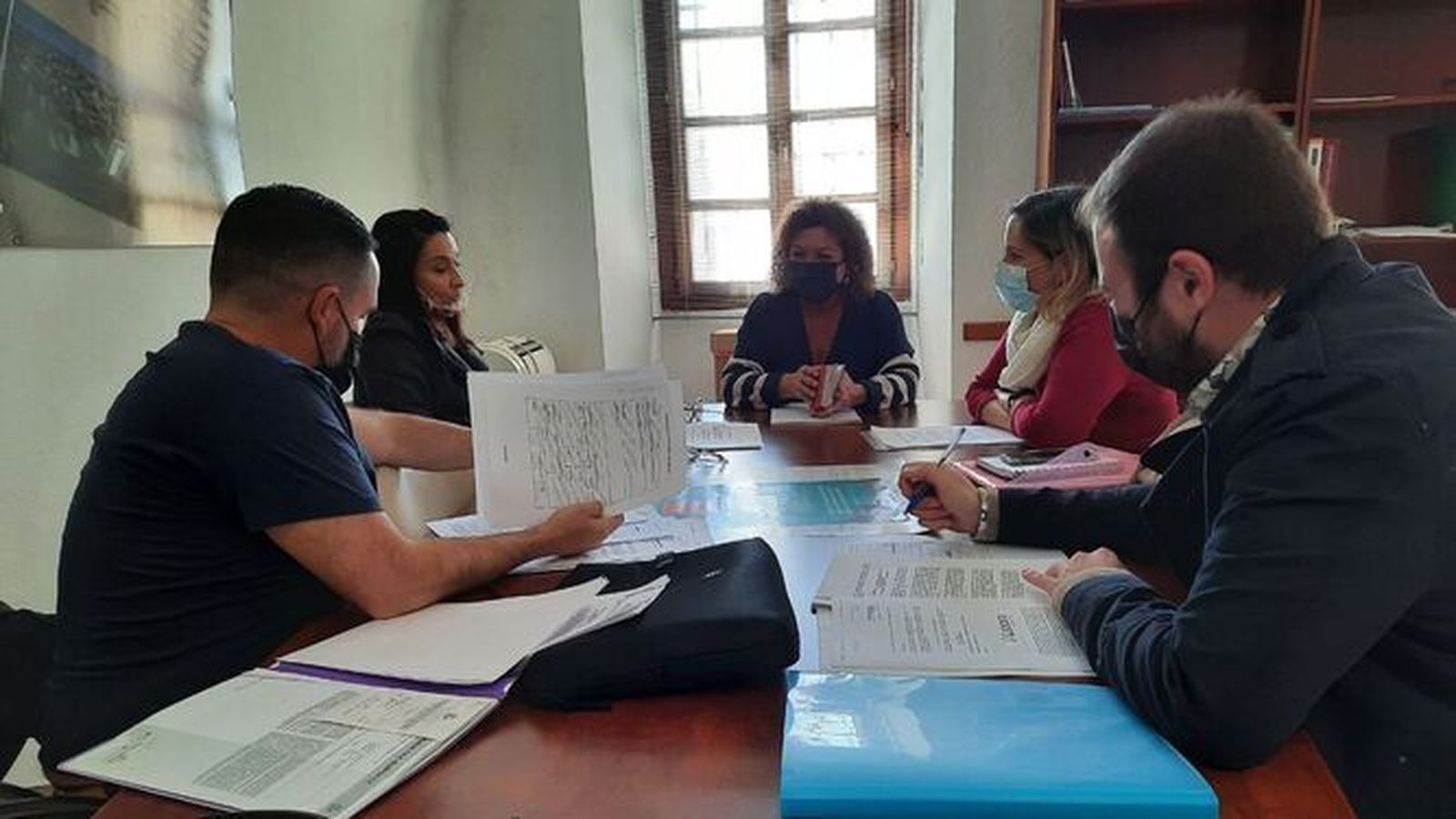 Eva Tubío en la reunión mantenida con los inquilinos de estas viviendas.