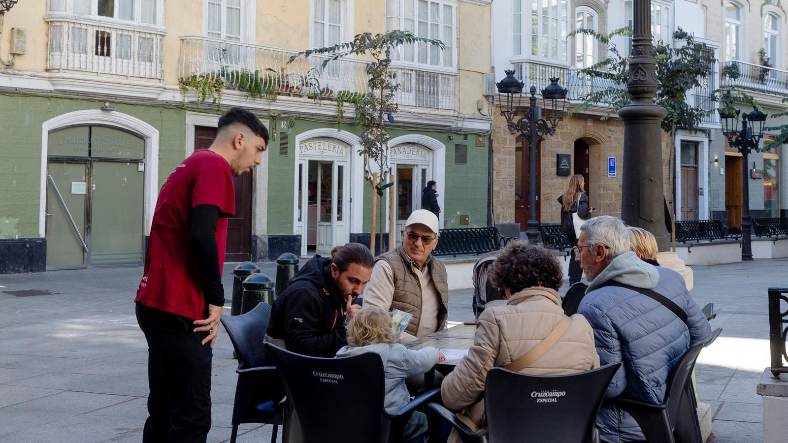 Una familia sentada en la terraza del bar de la peña La Estrella.