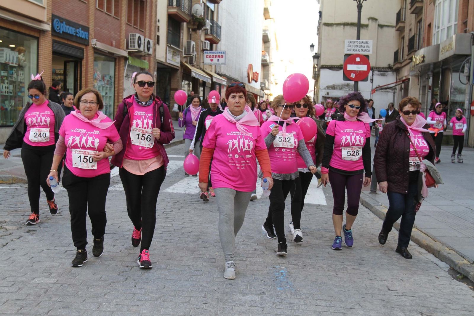 Imágenes de la Carrera contra el cáncer de mama de Huelva.