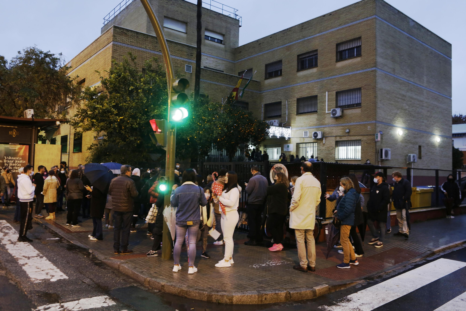 Parte de la cola para acceder a la vacunación sin cita en el centro de salud de San Jerónimo.