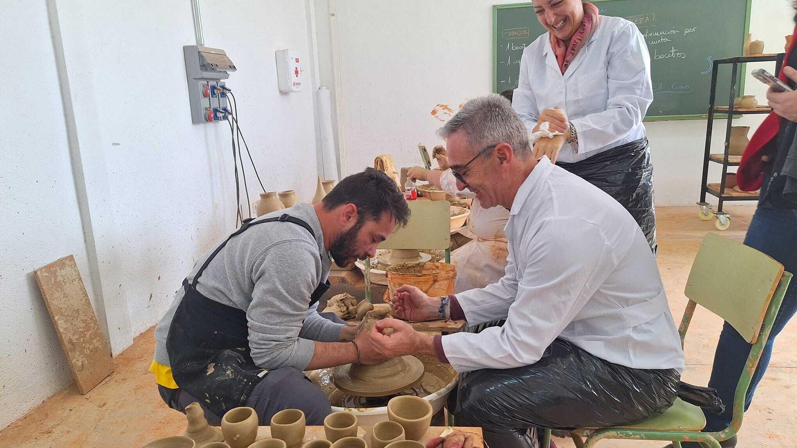 El alcalde intenta realizar una pieza alfarera.