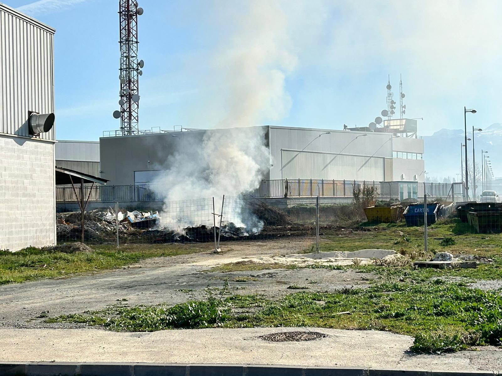 Humo procedente del incendio dentro de Mercagranada