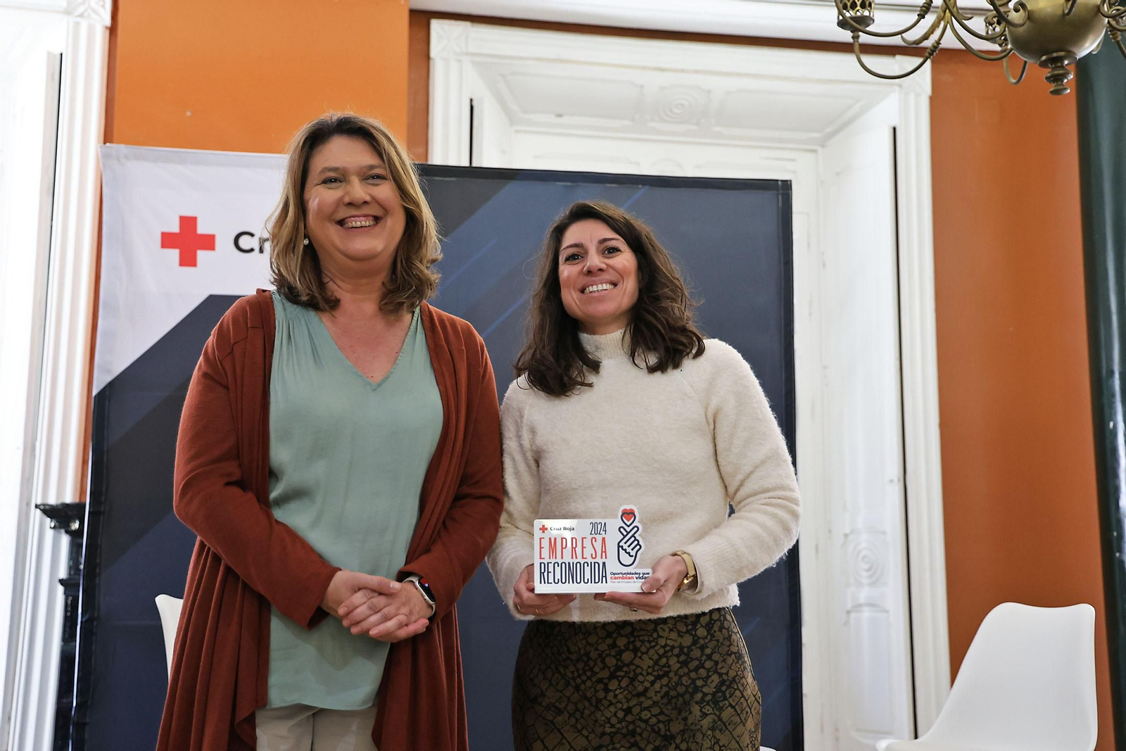 Imágenes del reconocimiento de Cruz Roja Huelva a empresas de Huelva por su compromiso con los colectivos vulnerables