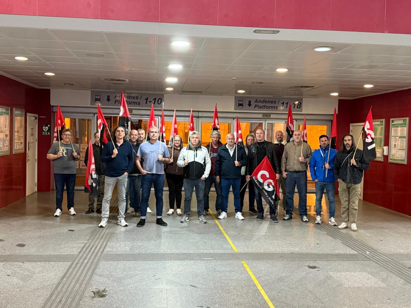 Sindicalistas de CGT, el pasado domingo en la Estación de Autobuses.