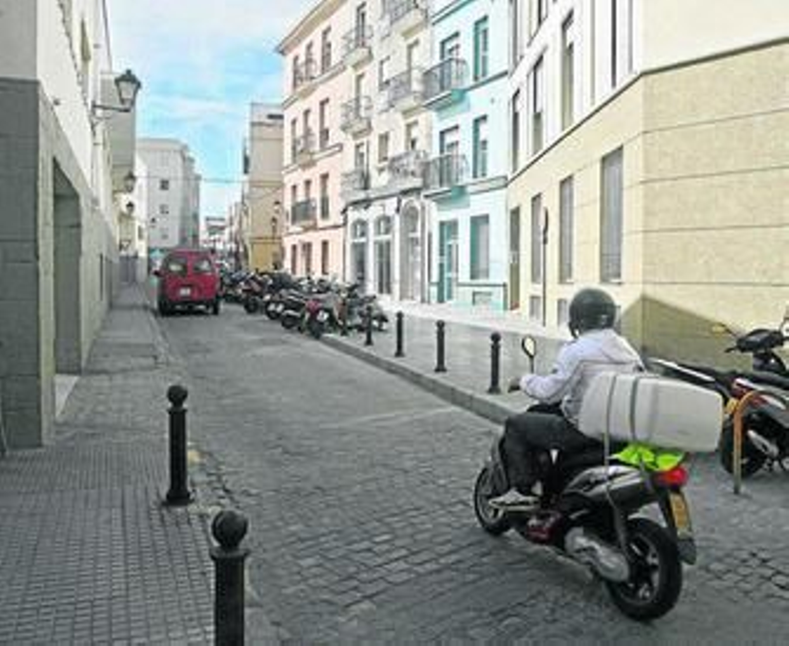 En la calle  Puerto Chico, en la imagen,  el evadido  perpetró un tirón con su compinche con una moto robada.
