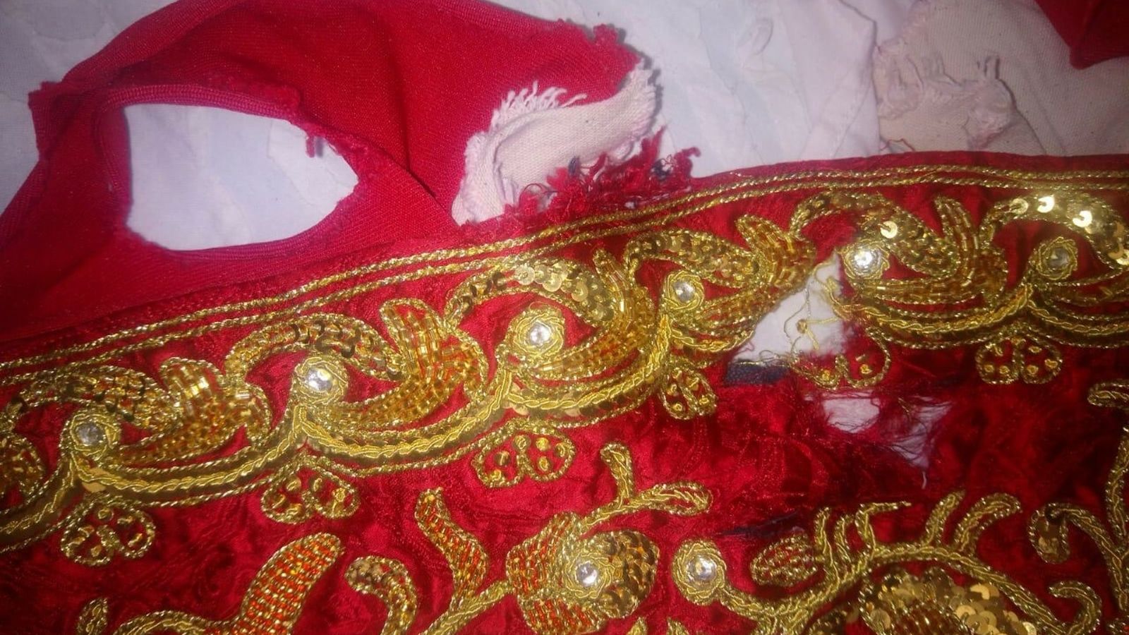 El traje de luces con los restos de la cornada.