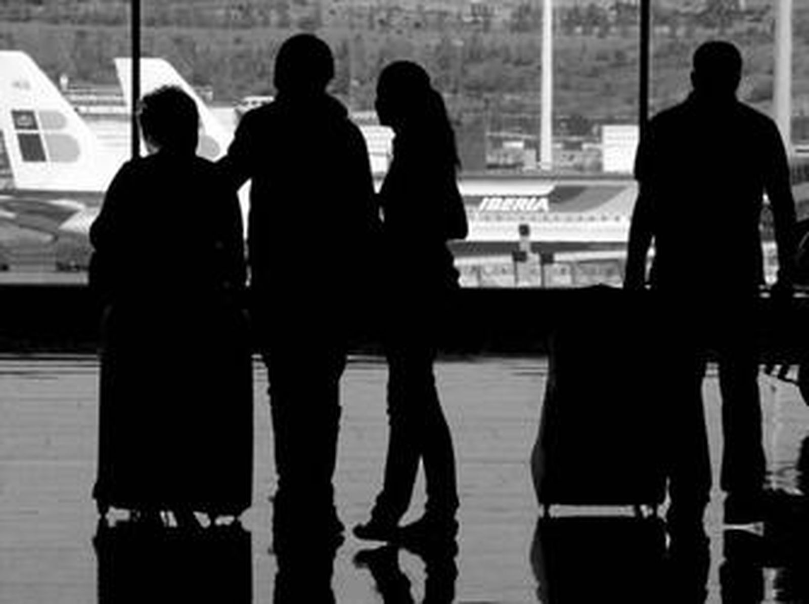 Varios pasajeros, ayer, en el aeropuerto de Málaga.