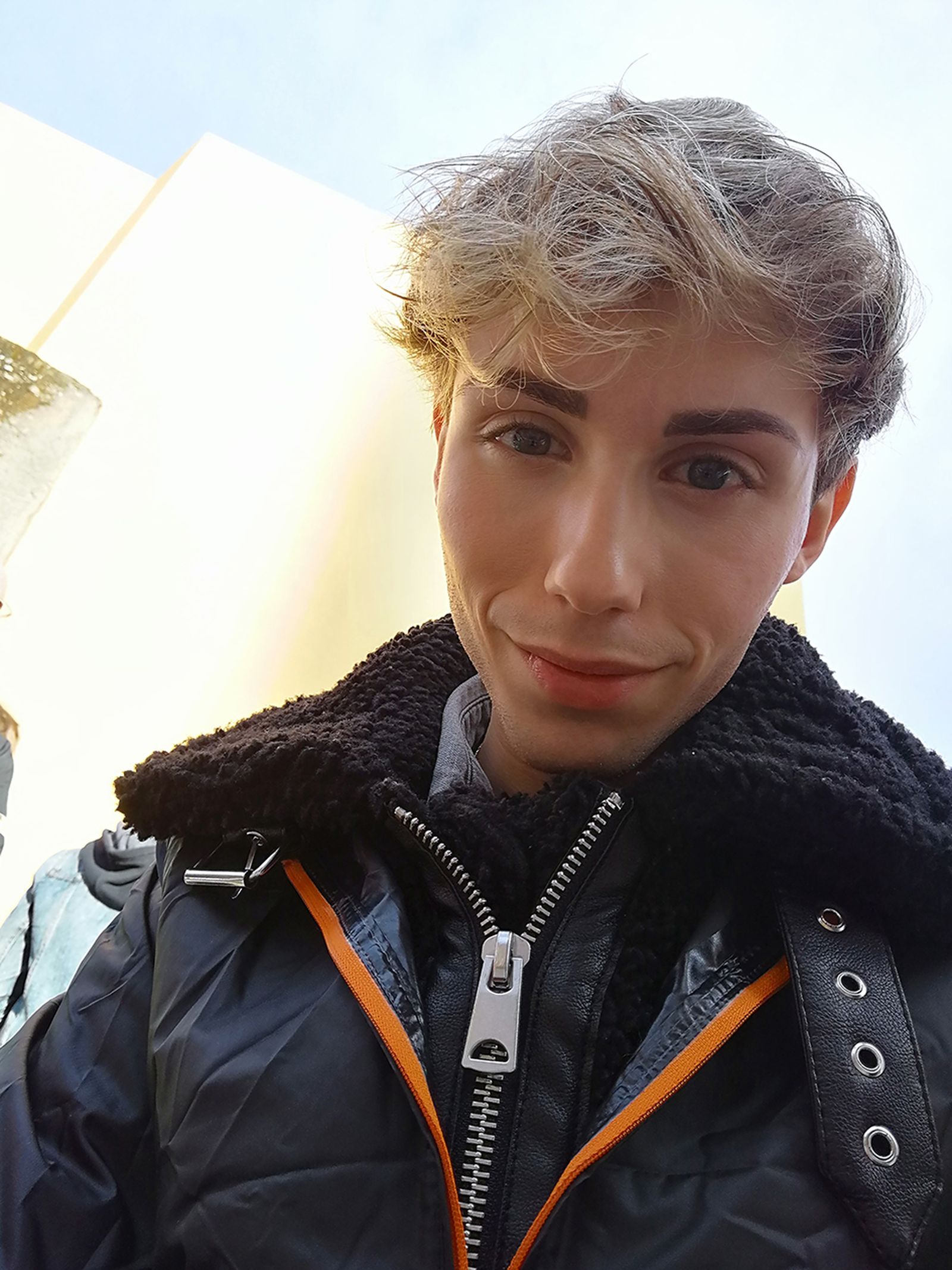 Iván Palomares viendo pasar La Macarena durante esta Semana Santa 2019.