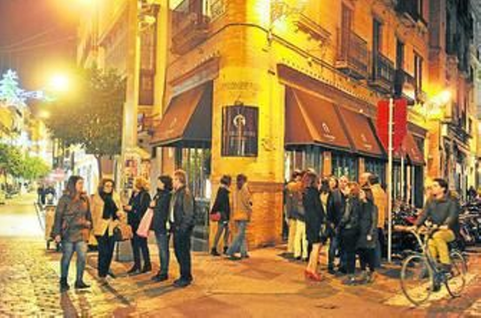 La calle Arfe, con el bar El Gallo Negro cerrado, ayer por la tarde.