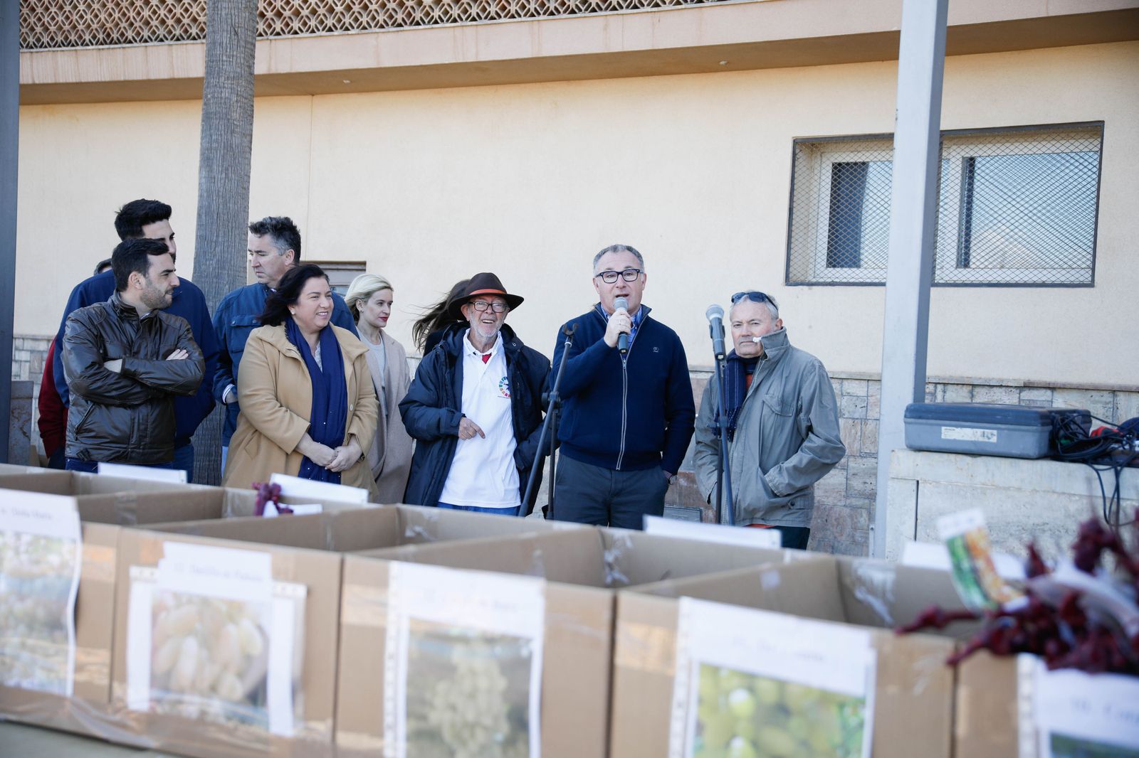 Imágenes del reparto de Parras en Alhama de Almería