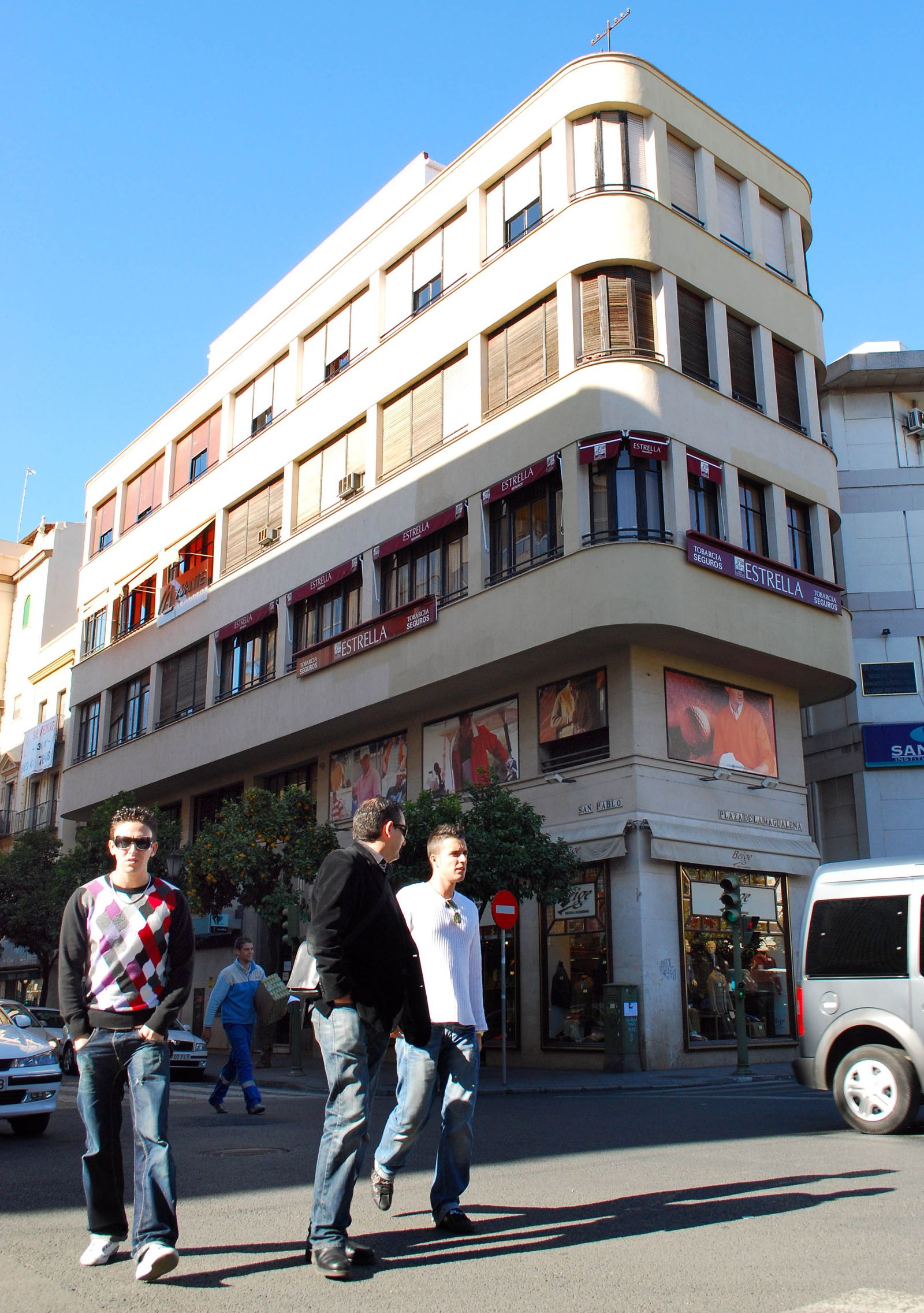 El edificio en el que está la única colonia de vencejos invernales de Sevilla.