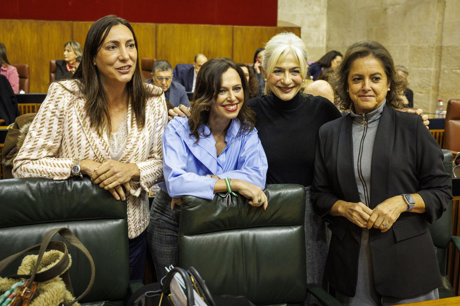 Las consejeras Loles López, Rocío Díaz, Patricia del Pozo y Catalina García posan en el escaño antes de iniciarse el pleno.