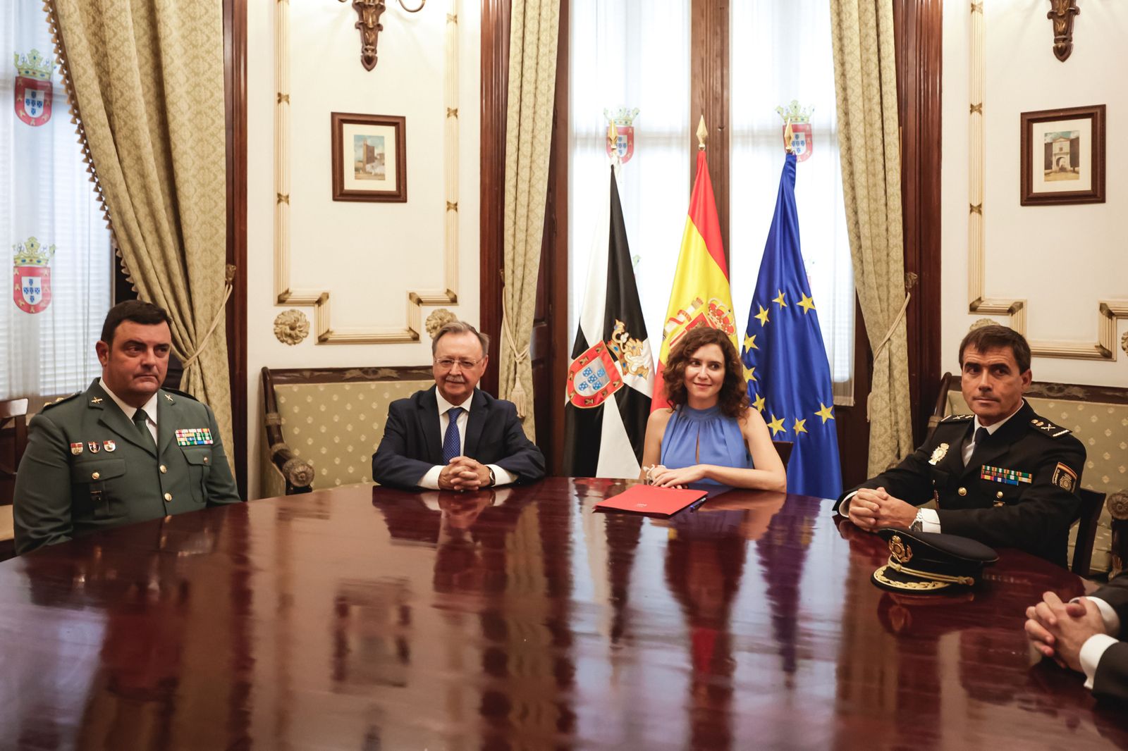 La presidenta de la Comunidad de Madrid, Isabel Díaz Ayuso, junto al presidente de Ceuta, Juan Jesús Vivas.