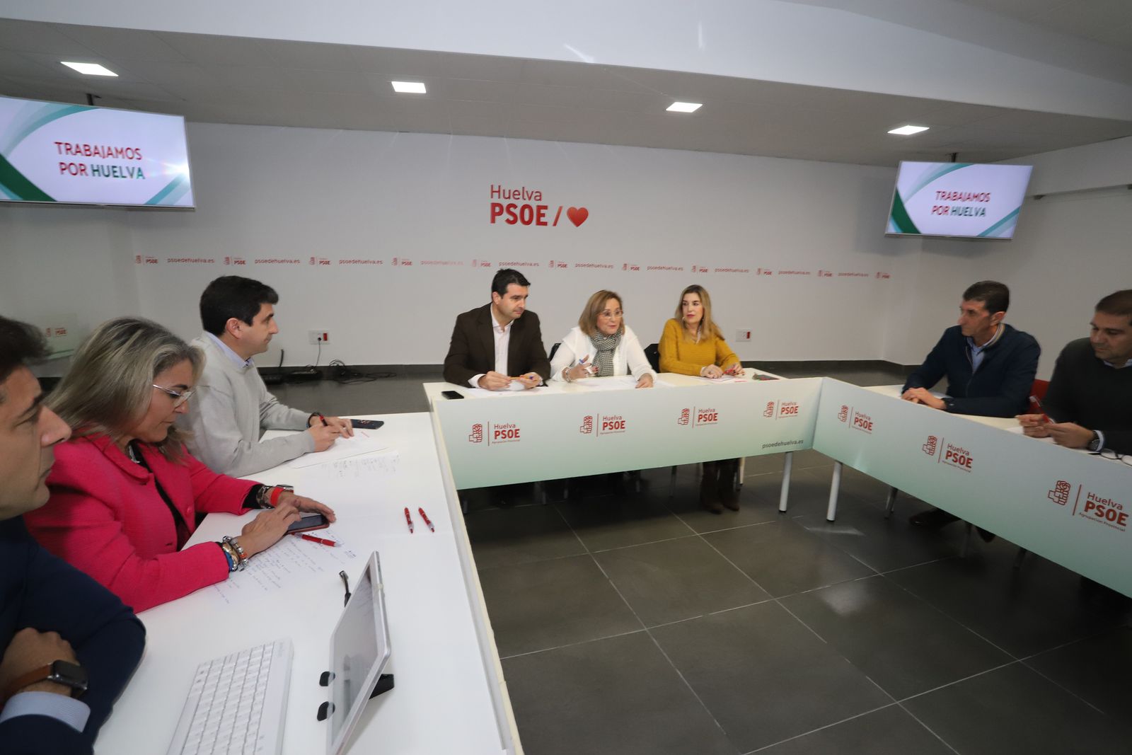Parlamentarios, diputados y senadores del PSOE de Huelva, con los responsables de UGT y CCOO onubenses.