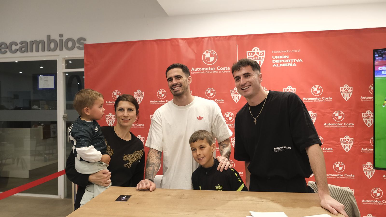 La firma de autógrafos de Jon Morcillo y Miguel de la Fuente en Automotor Costa BMW