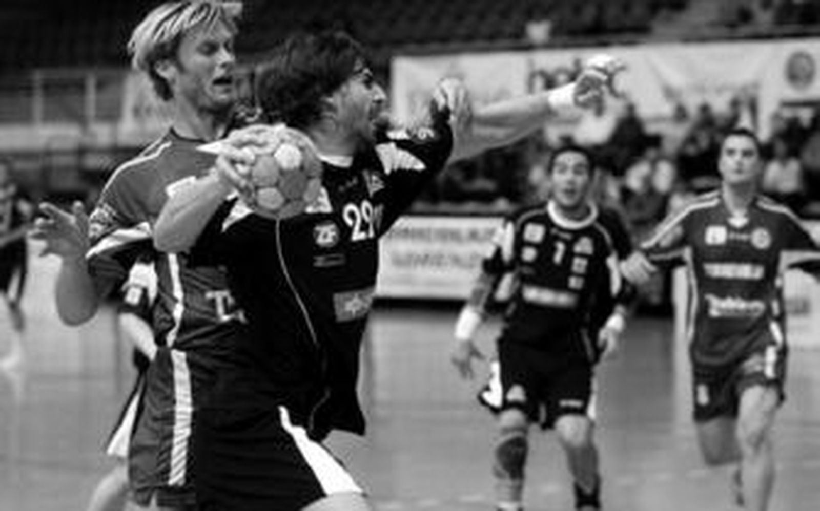 Vidal es sujetado por el local Hansen justo antes de lanzar.