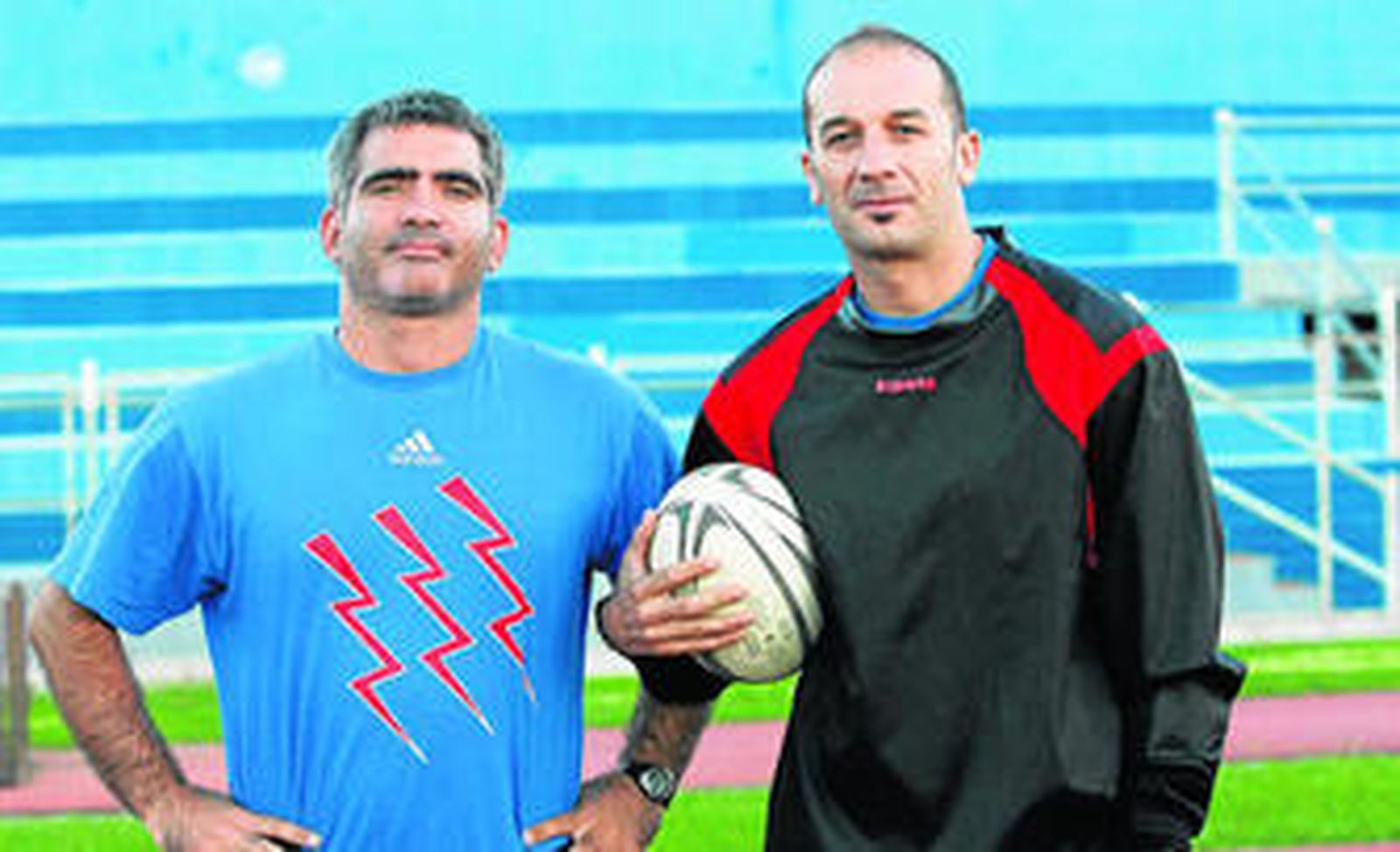 Guzmán Álvarez (i), segundo técnico del CRAP, posa con el primer entrenador, Andrés Cantero, en las instalaciones de la Ciudad Deportiva.
