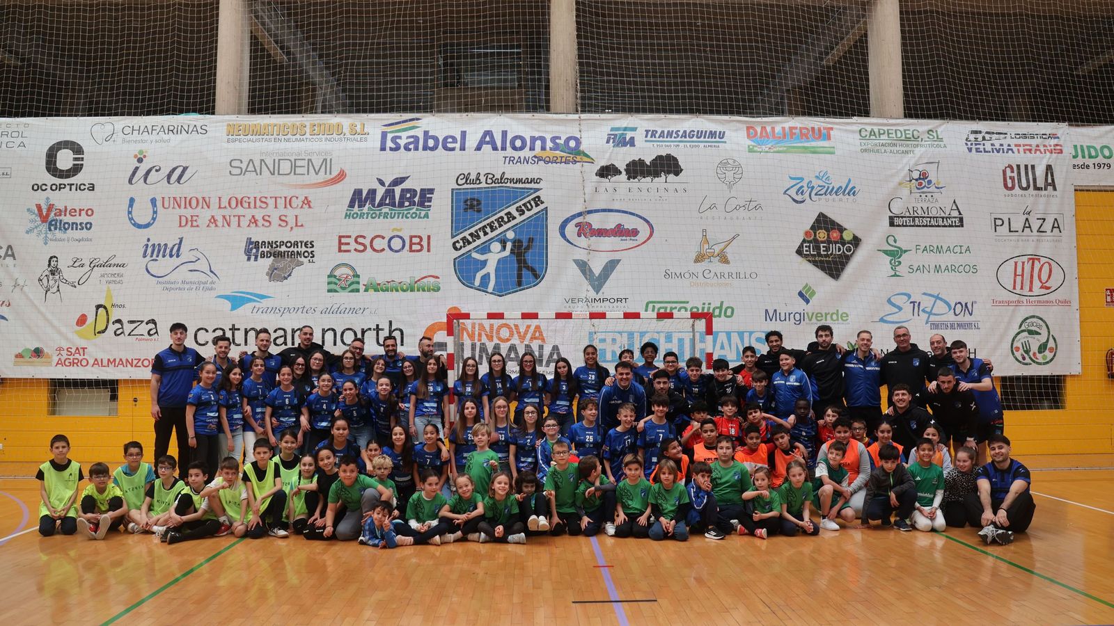 Foto con los distintos equipos del conjunto canterano-sureño que fueron presentados este pasado fin de semana.