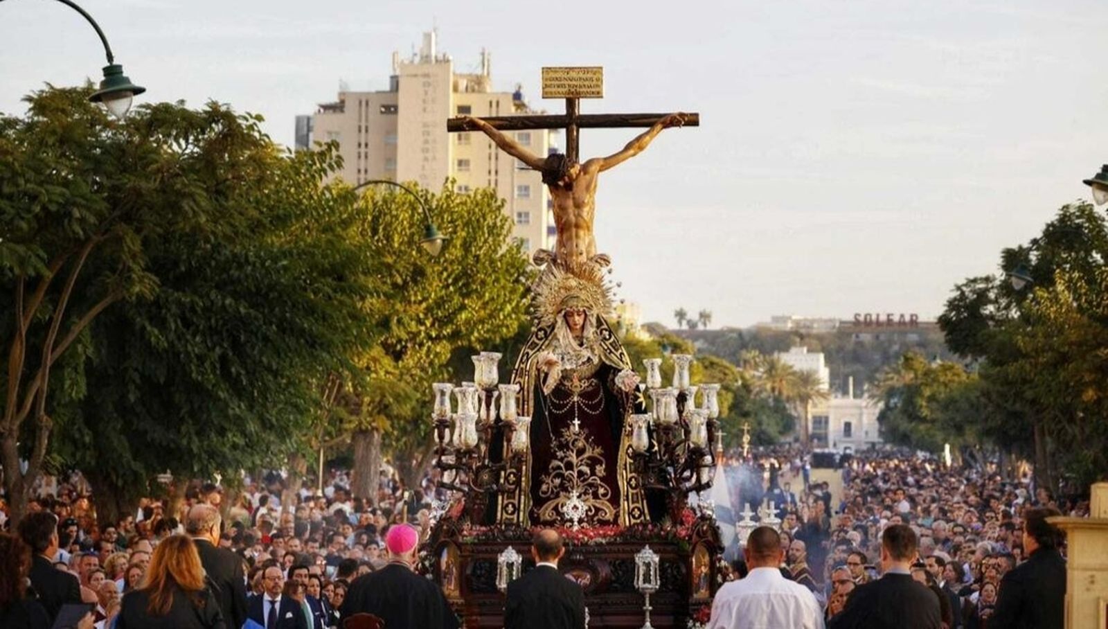 El paseo de La Calzada y su entorno reunieron este sábado a numeroso público por la procesión magna mariana de Sanlúcar.