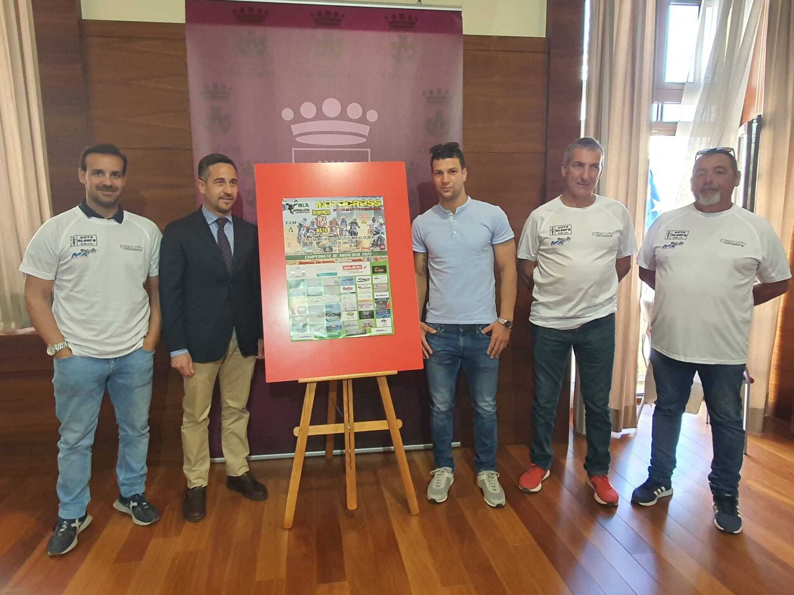 El concejal de Deportes, José Manuel Vera; el piloto chiclanero José Antonio Butrón, y los representantes del Motoclub Rebufo, Rafael Butrón, Diego Ramírez y José María Butrón, durante la presentación del Campeonato de Andalucía de la especialidad.