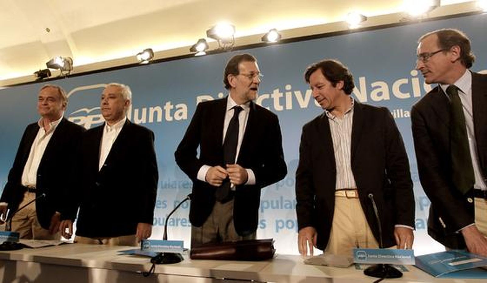 Rajoy, Arenas y Zoido, entre otros, acuden a la Junta Directiva Nacionald del PP realizada en Sevilla.

Foto: Antonio Pizarro