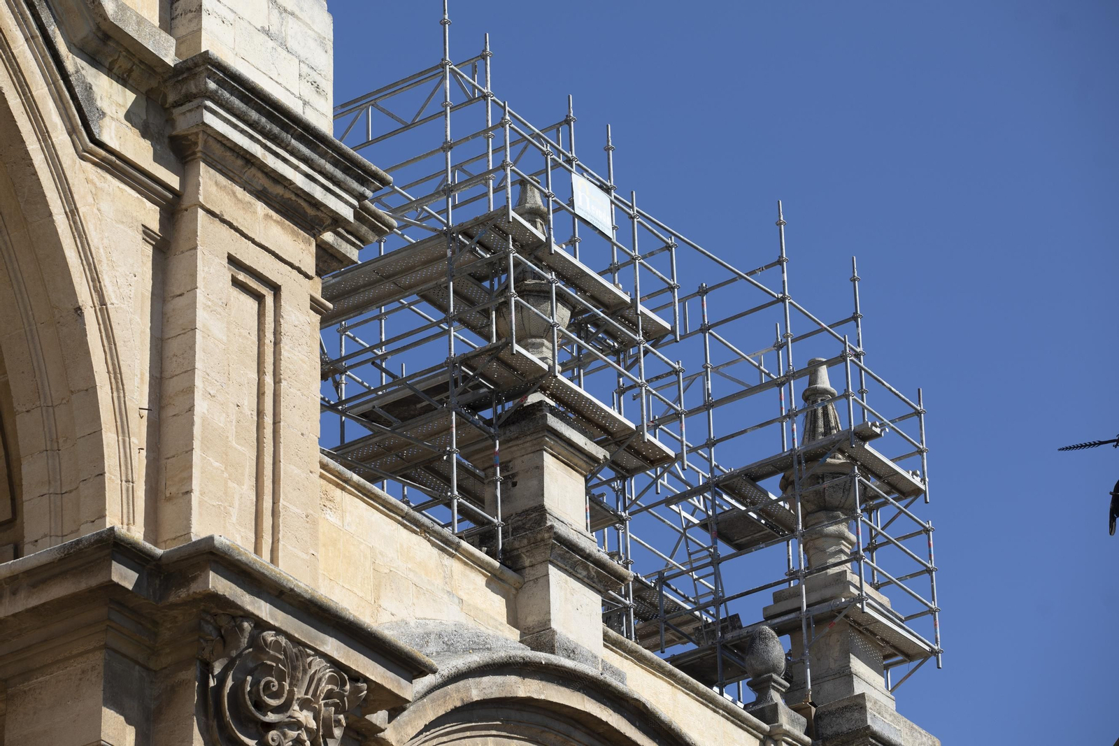 Andamios en la Catedral, de donde cayó parte de un pináculo el pasado 29 de enero.