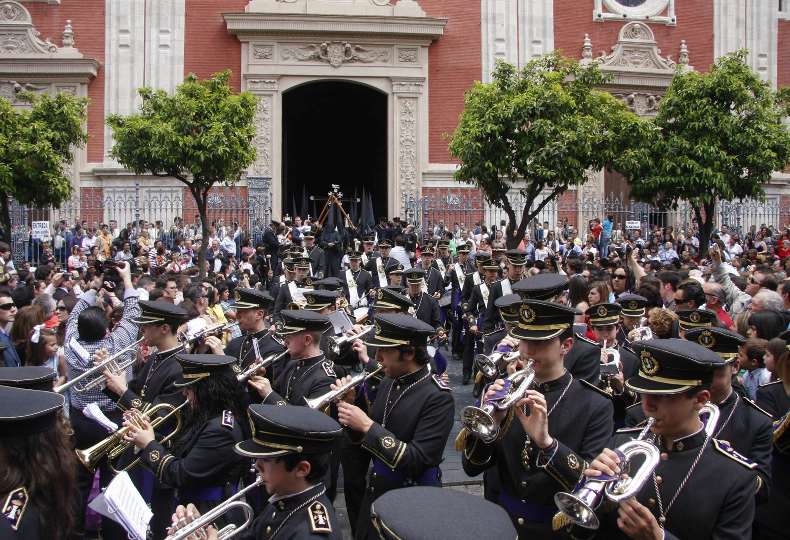 La banda de las Cigarreras abriendo el cortejo de la Borriquita.