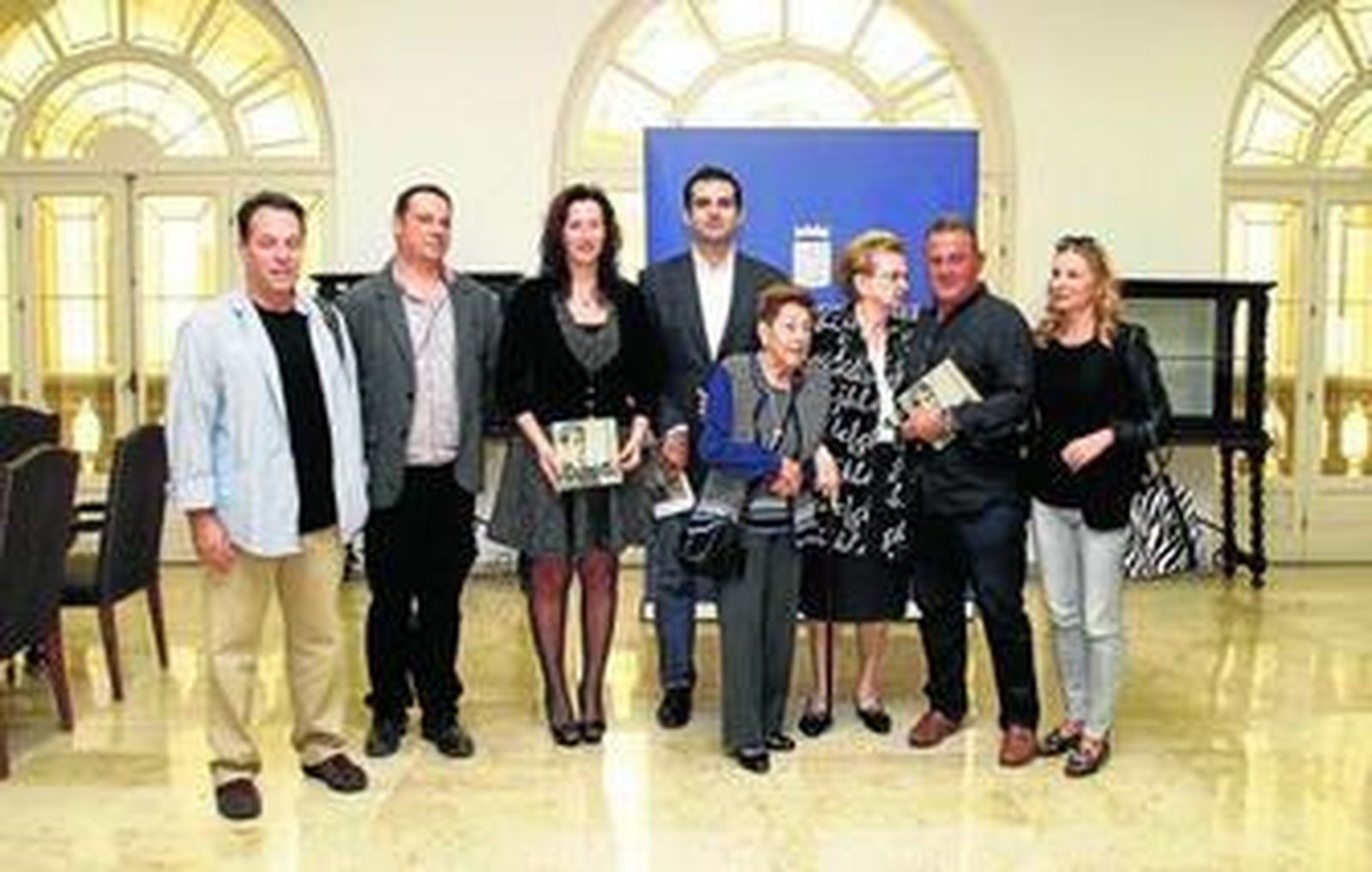La diputada María Vázquez y Ramón Fernández-Pacheco con Martín Robles, Lucía Jaramillo y los hermanos Jorge y Francisco Capulino-Pérez.