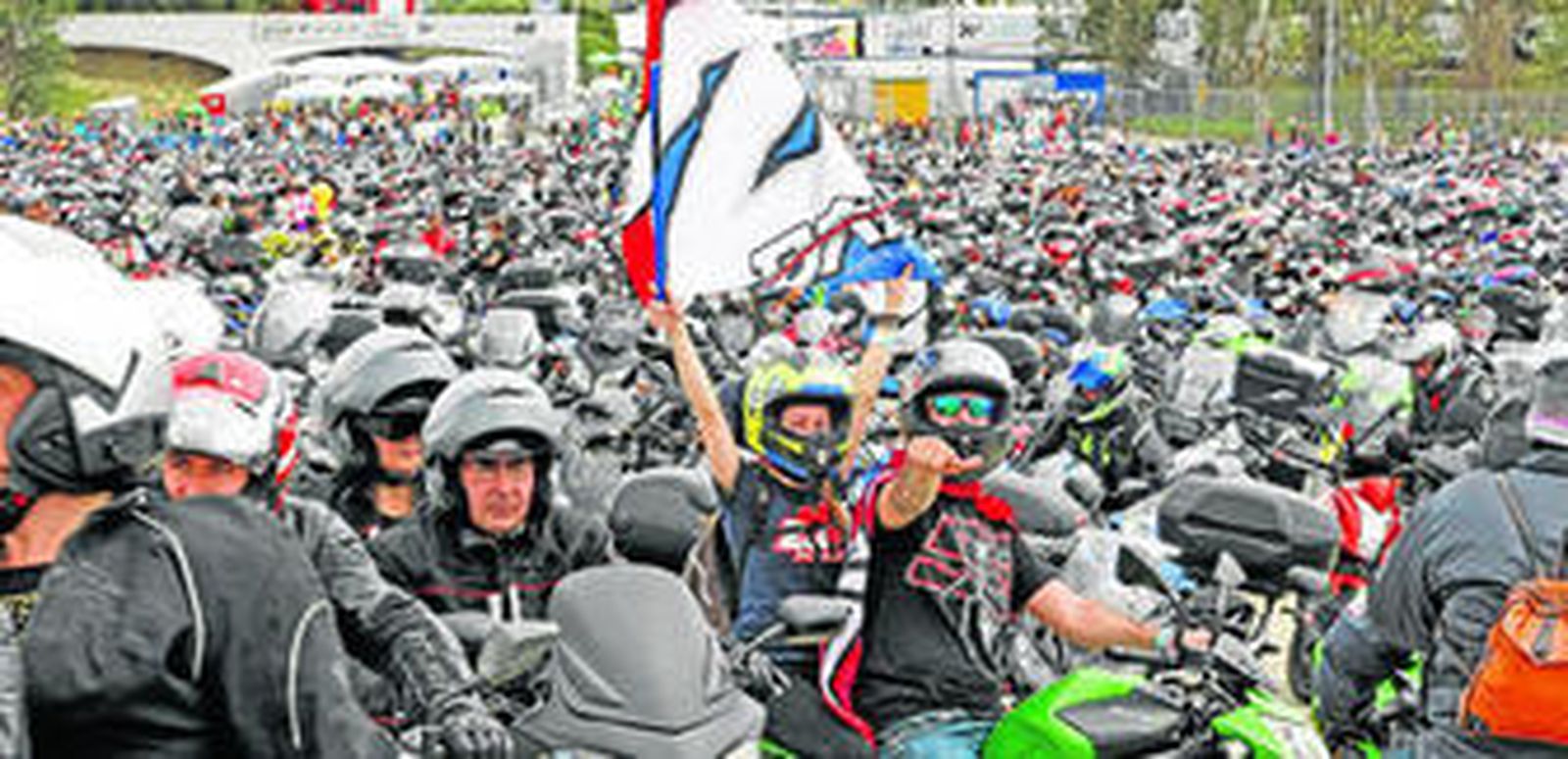 Imagen de la salida de aficionados del circuito tras las primeras pruebas clasificatorias para las tres pruebas mundialistas que se disputan hoy.