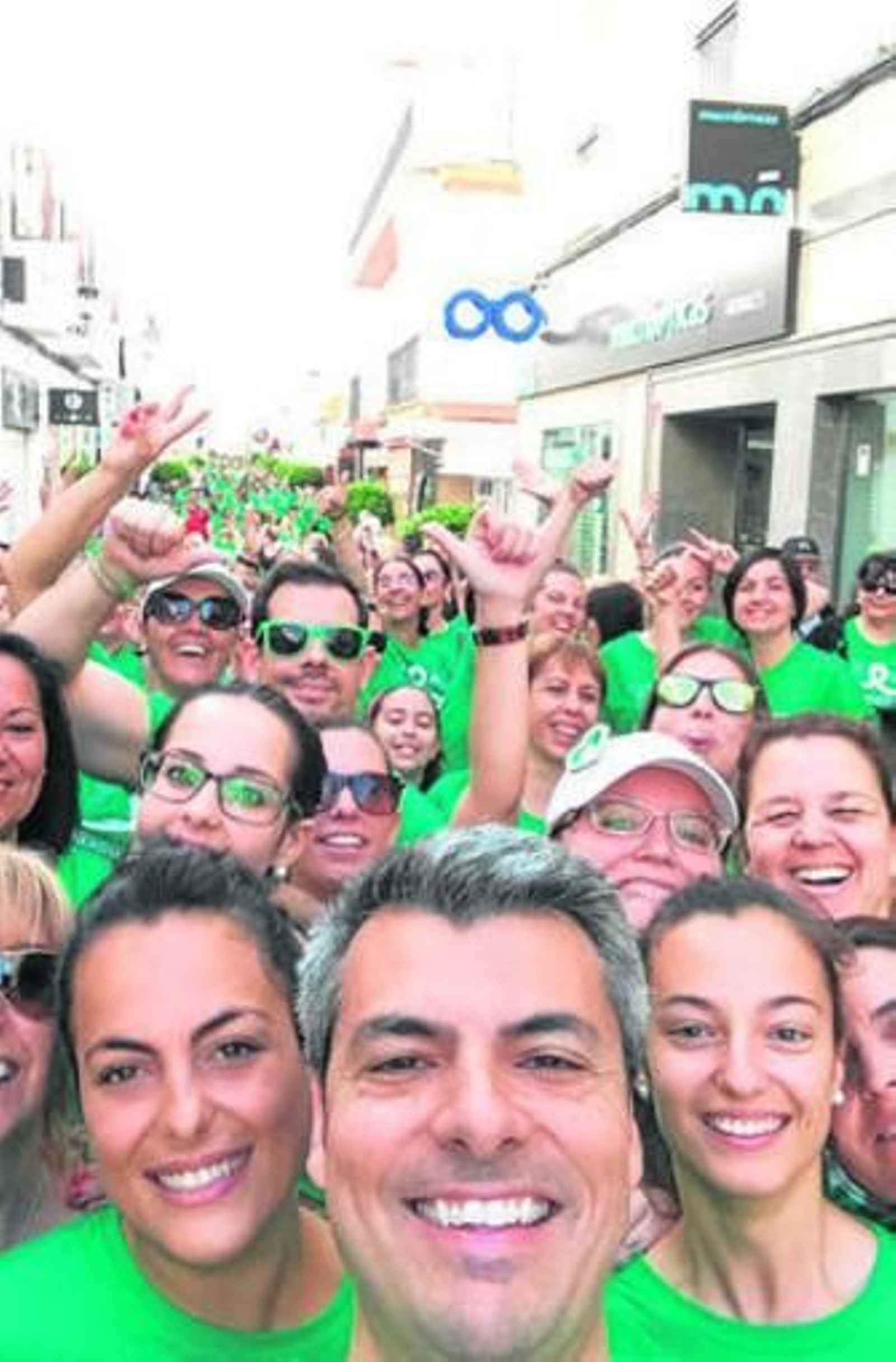 El candidato del PA, rodeado de participantes en la Marcha de la Mujer.