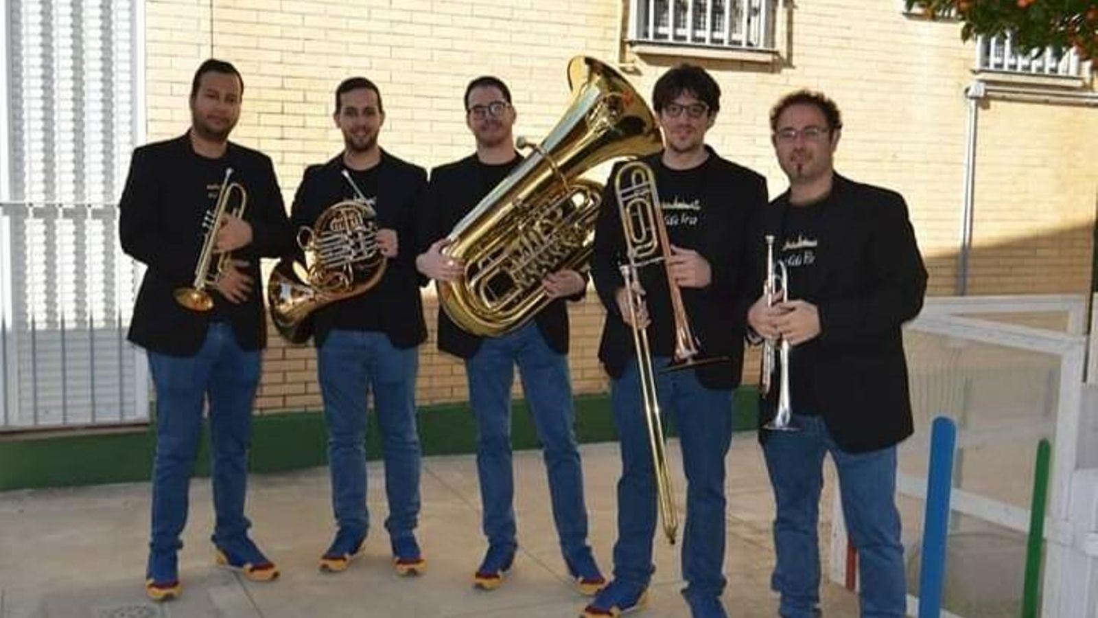 Los componentes de la banda Giralda Brass.