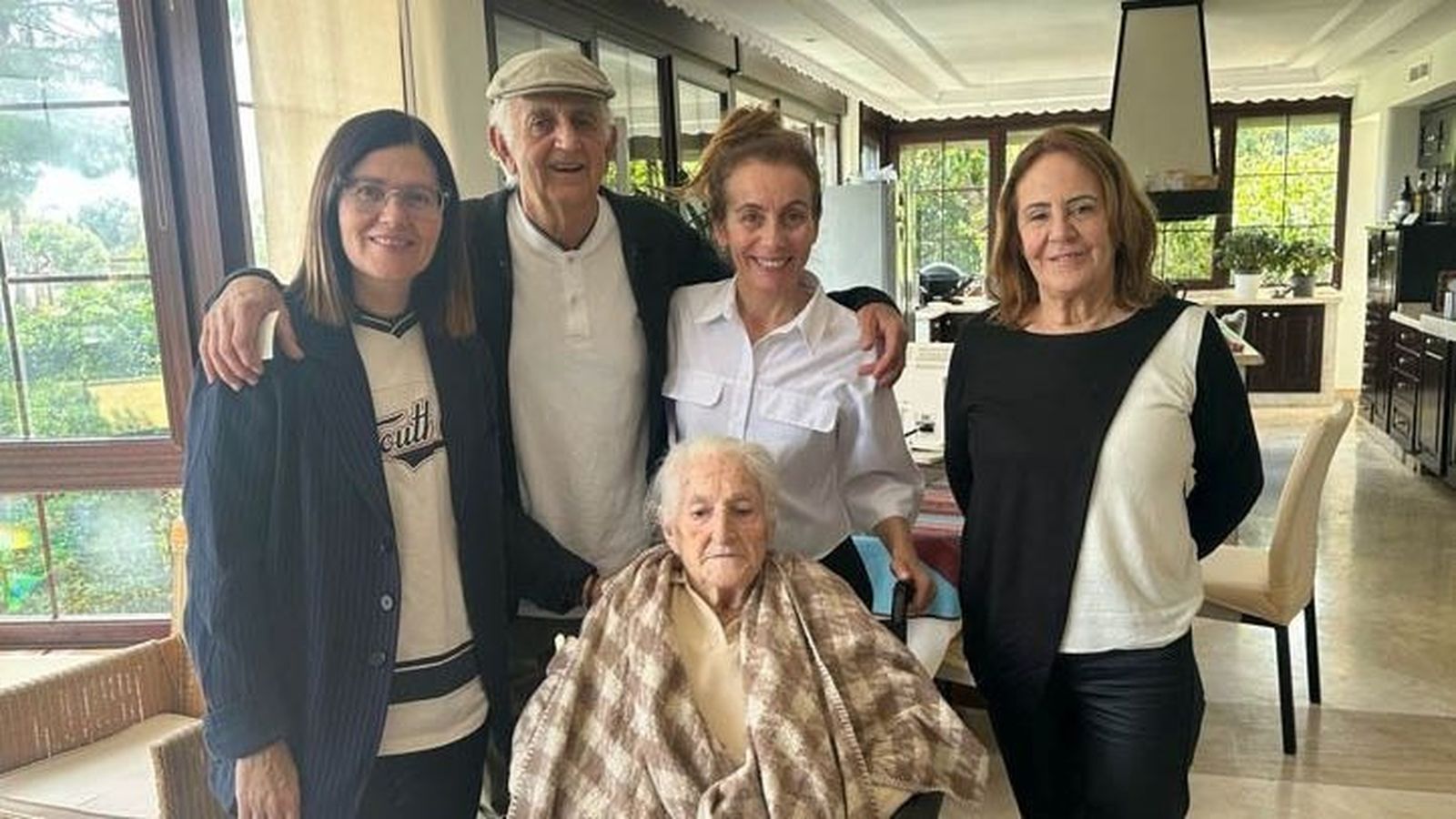 Pasionaria León Díaz, con miembros de su familia.