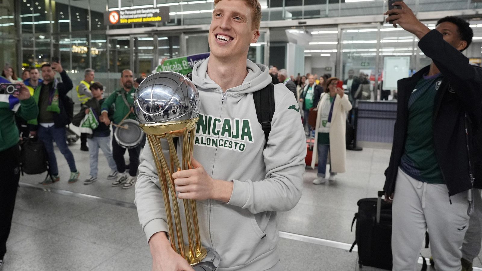 Alegría y éxtasis en la llegada del Unicaja al aeropuerto