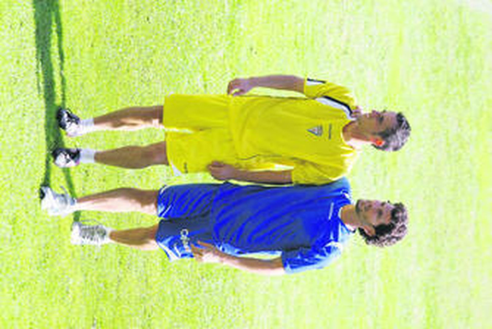 López Silva (i), en compañía de Selu, uno de los fisioterapeutas.