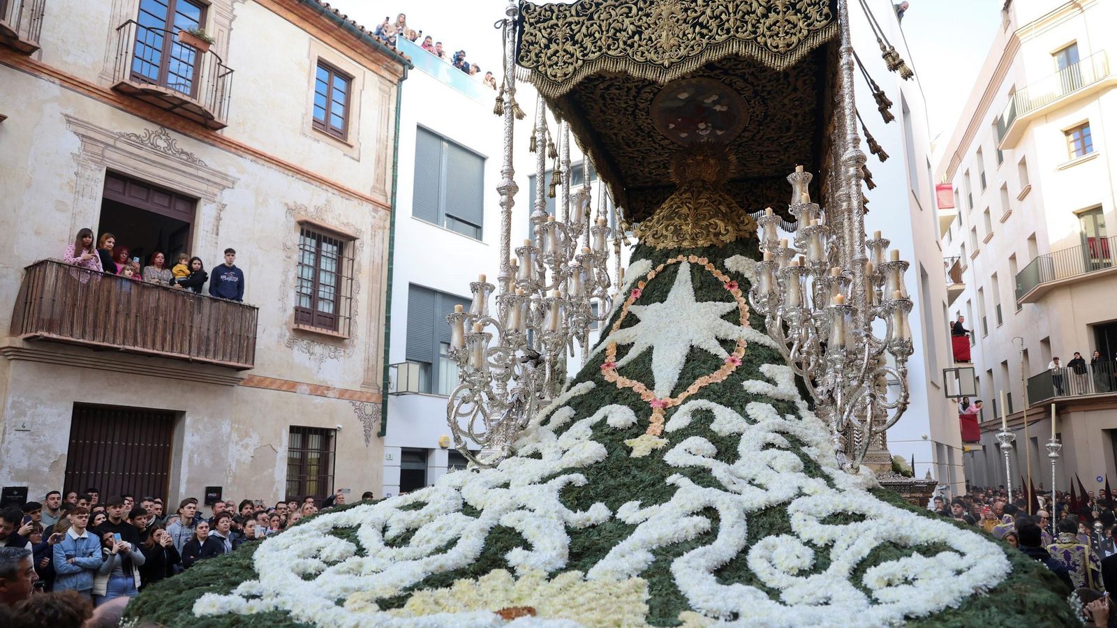 El tradicional manto de flores de la Virgen de las Penas.